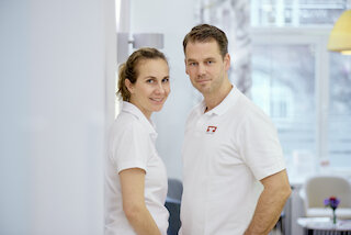 Dr. Roja Thiem-Dieckmann und Dr. Nikolai Thiem im hellen Wartebereich der Zahnarztpraxis Dres. Thiem in Hamburg-Rotherbaum @ 