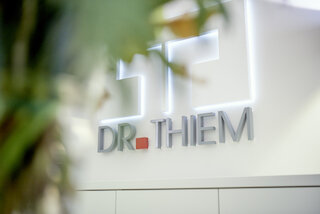 Praxislogo DR. THEIM der Zahnarztpraxis Dres. Thiem in Hamburg-Rotherbaum @ 